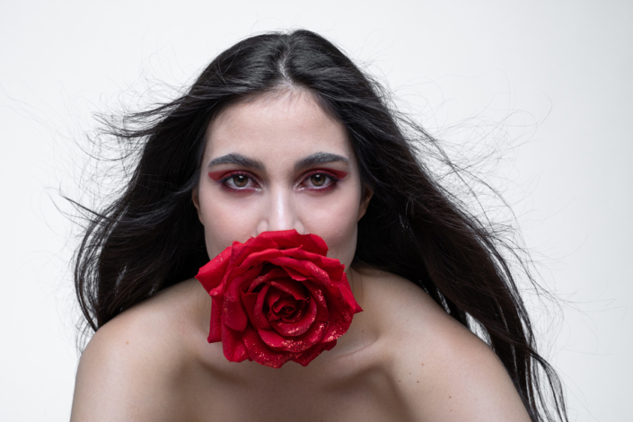 Book fotografico – modella con rosa rossa
