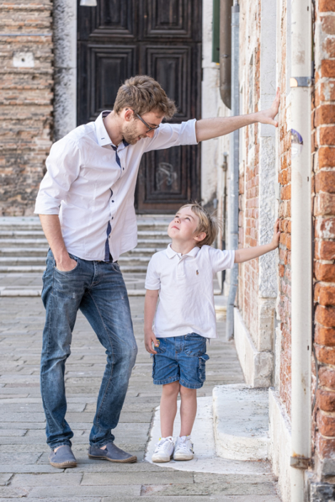 servizio fotografico venezia papà con figlio appoggiati al muro