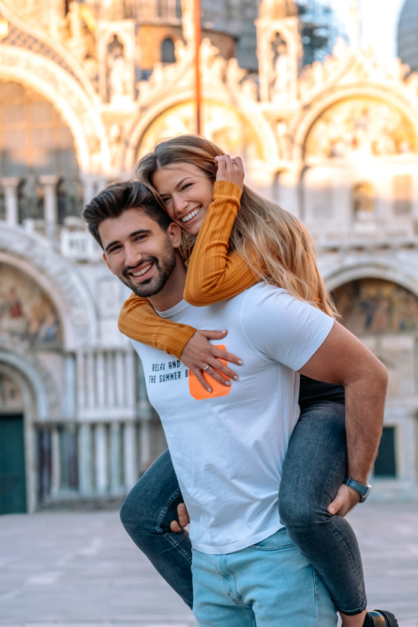 servizio fotografico venezia - coppia con ragazza in spalla al tramonto