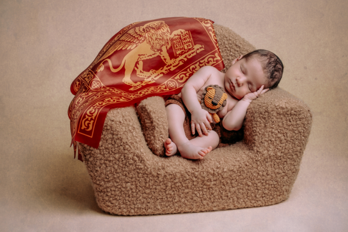servizio fotografico neonati venezia - bambino nato in idroambulanza con leone di venezia