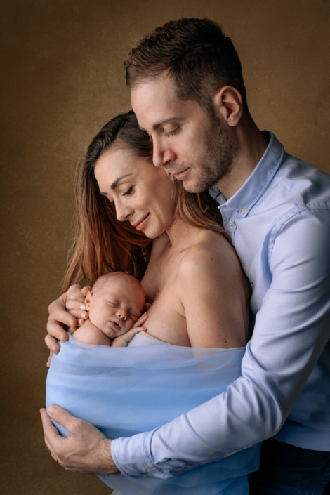 servizio fotografico neonati venezia - silvia cappelletto fotografia di neonato che dorme tra le braccia dei genitori