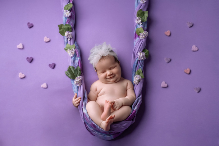 servizio fotografico neonati venezia_ naonata su altalena lilla