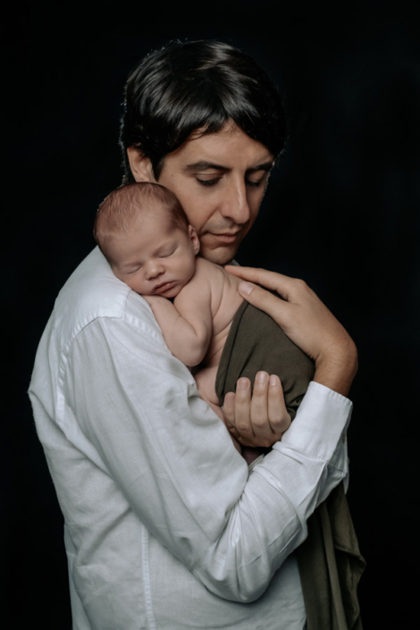 regalo festa papà - padre con neonato in braccio