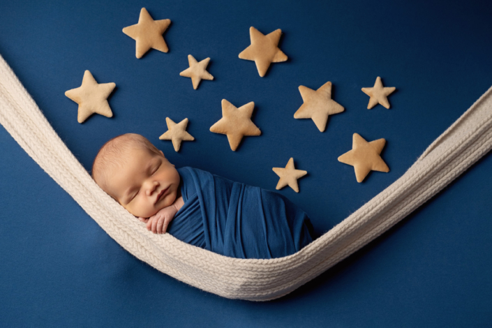servizio fotografico neonati venezia _ bambino dorme su amaca in un cielo stellato