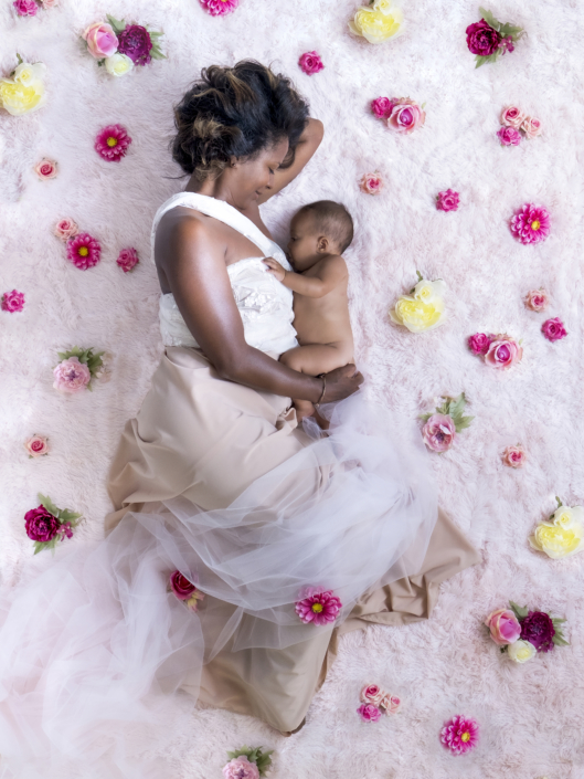 regalo festa mamma - fotografia di mamma che allatta in un tappeto di fiori