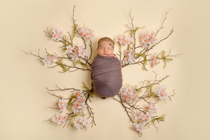 servizio fotografico neonati venezia - neonata con ali di farfalla naturali