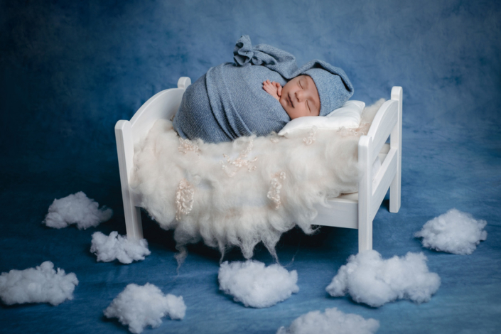servizio fotografico neonati venezia _ bambino dorme in un cielo di nuvolette