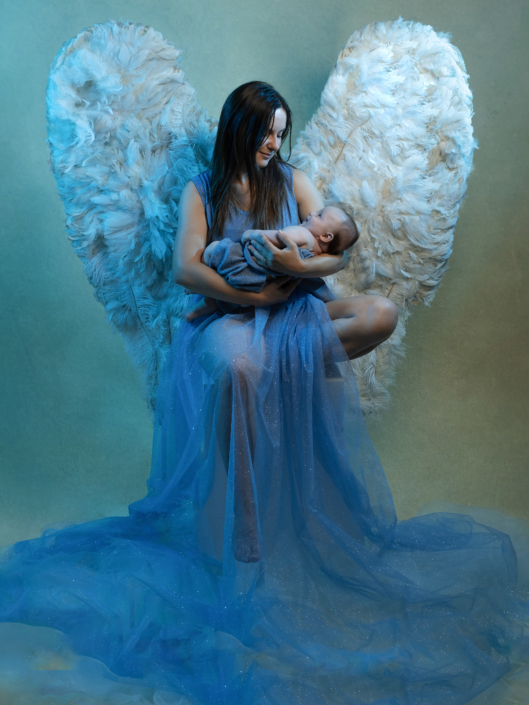 regalo festa mamma - mamma angelo con ali mentre culla il figlio