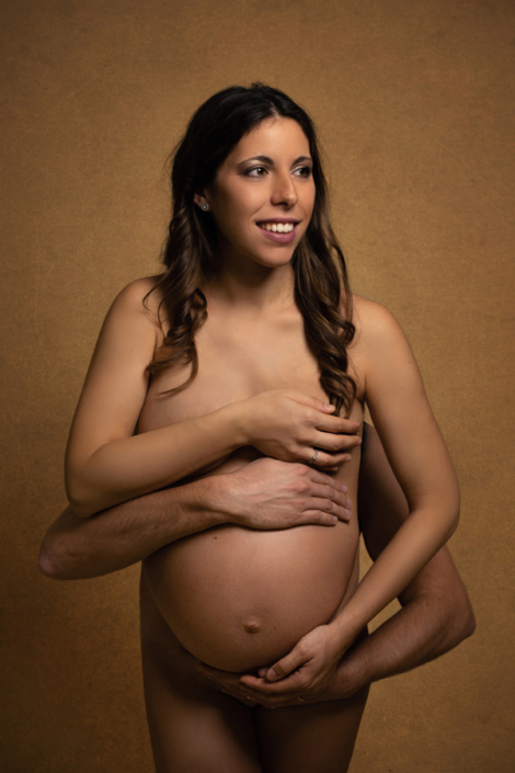 servizio fotografico gravidanza venezia - papà abbraccia pancione della mamma da dietro