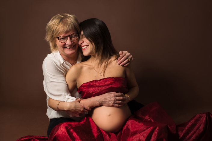 servizio fotografico gravidanza - futura mamma abbracciata da sua mamma