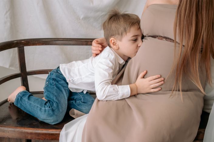 Servizio gravidanza Venezia - bambino bacia la pancia della mamma
