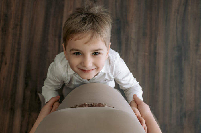 Servizio gravidanza Venezia - bambino abbraccia la pancia della mamma