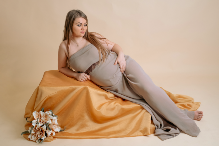 Servizio gravidanza Venezia-mamma distesa su stoffa oro