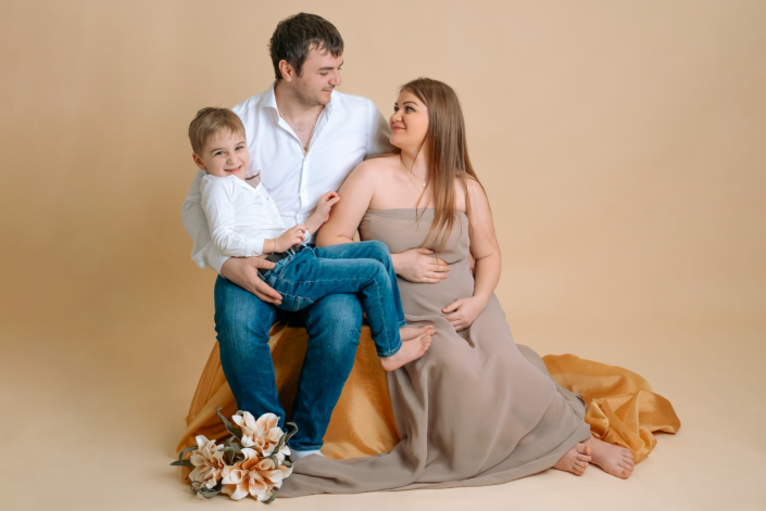 Servizio gravidanza Venezia - famiglia abbracciata